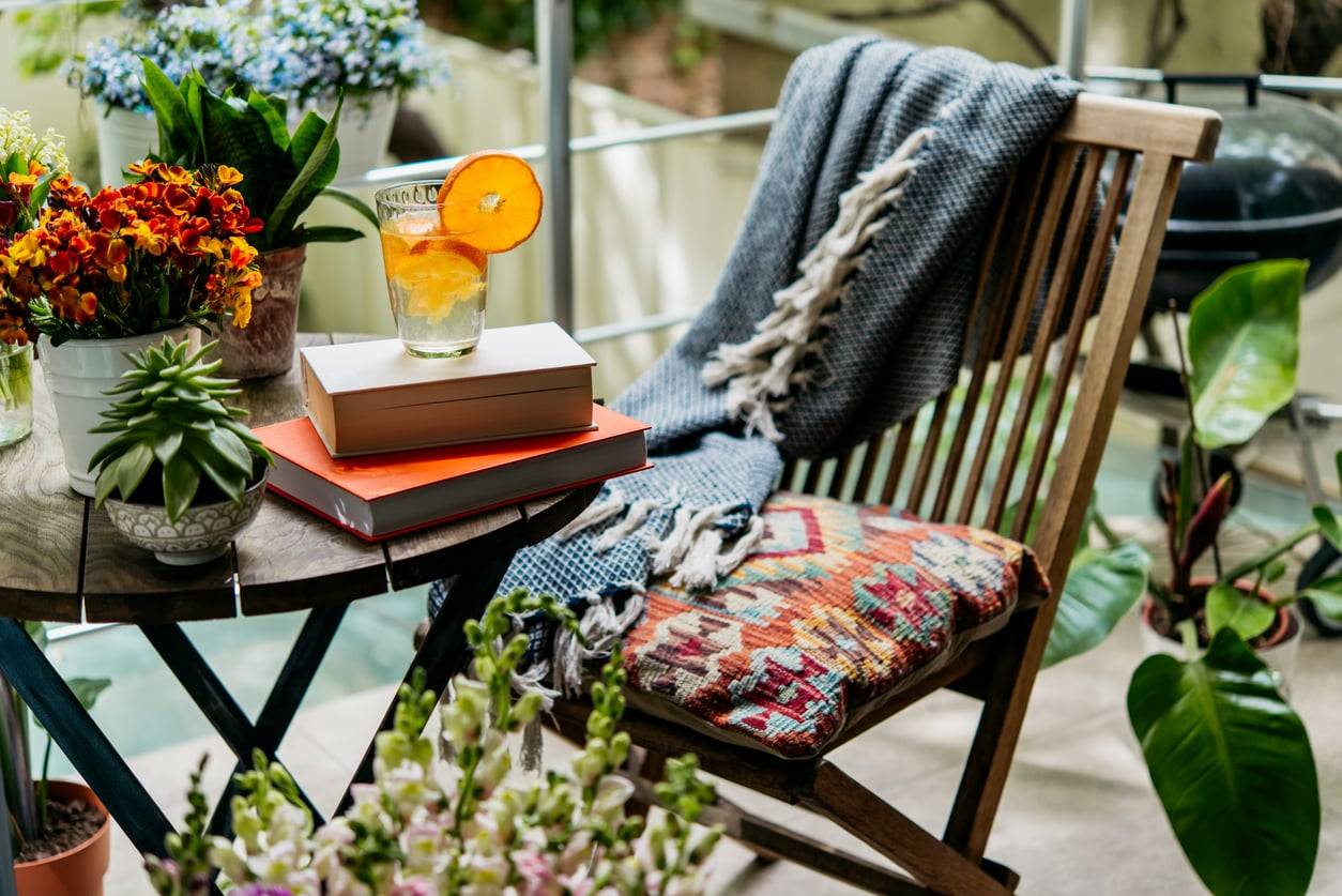 Balcone piccolo, grande stile: 7 idee per trasformarlo in un angolo da sogno