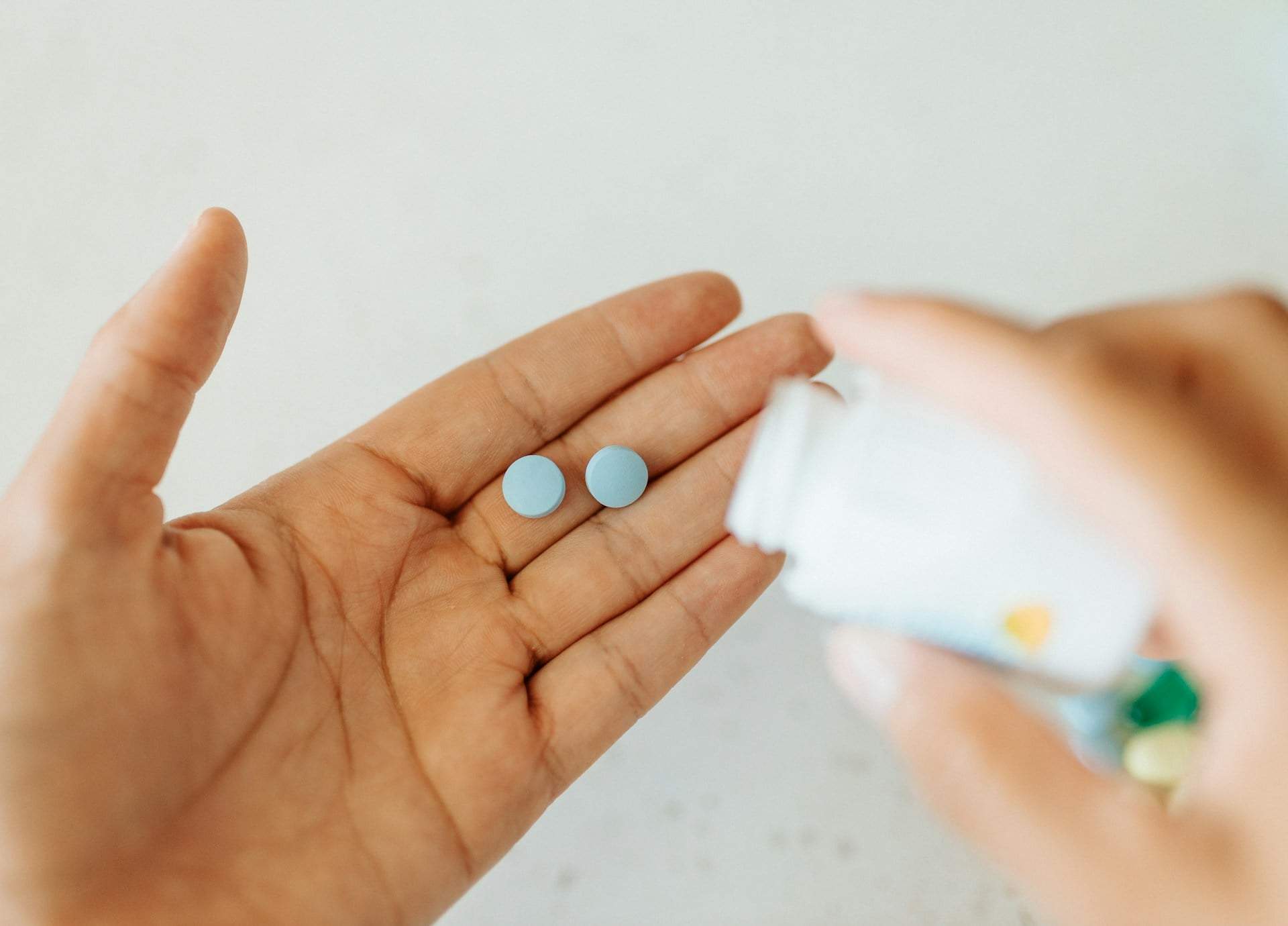 5 farmaci essenziali da portare sempre in valigia quando viaggi all'estero — Salute