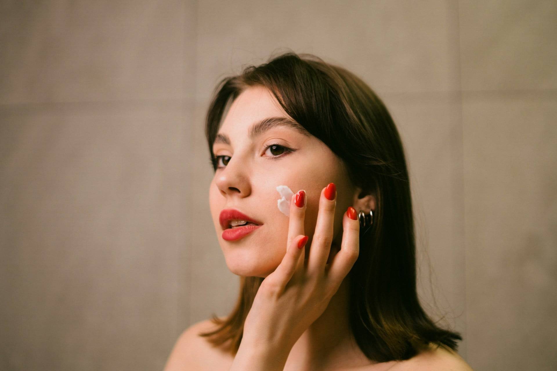 7 erreurs de skincare qui rendent votre peau plus grasse ou plus sèche sans que vous le sachiez
