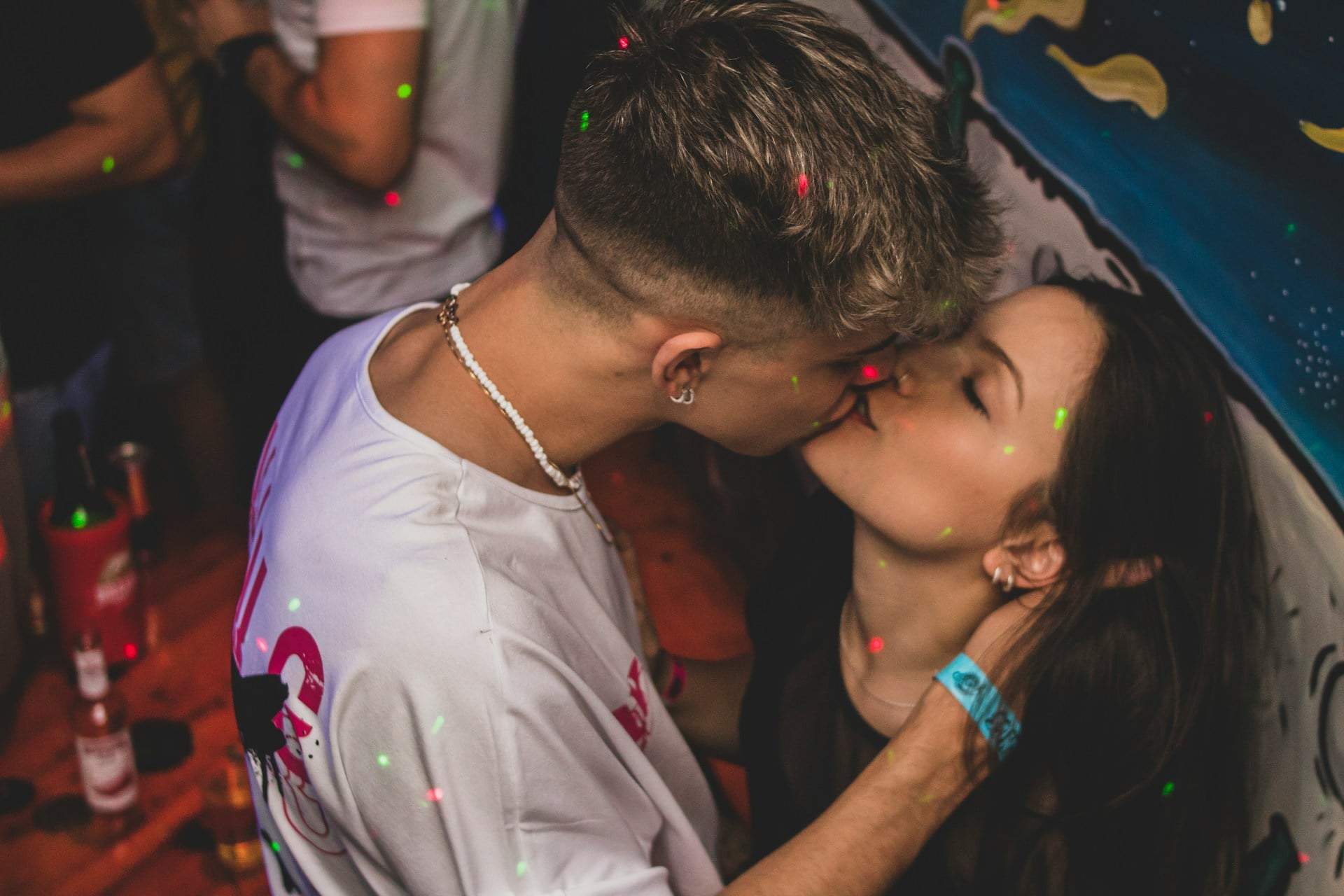4 signs in his kiss that reveal he's completely falling for you — Relationship