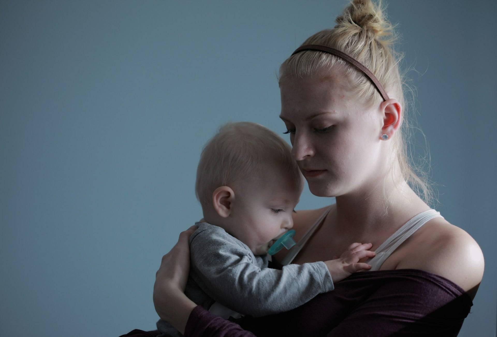 "Non riuscivo nemmeno ad allattarla" – Storie vere e strazianti sulla depressione post-partum