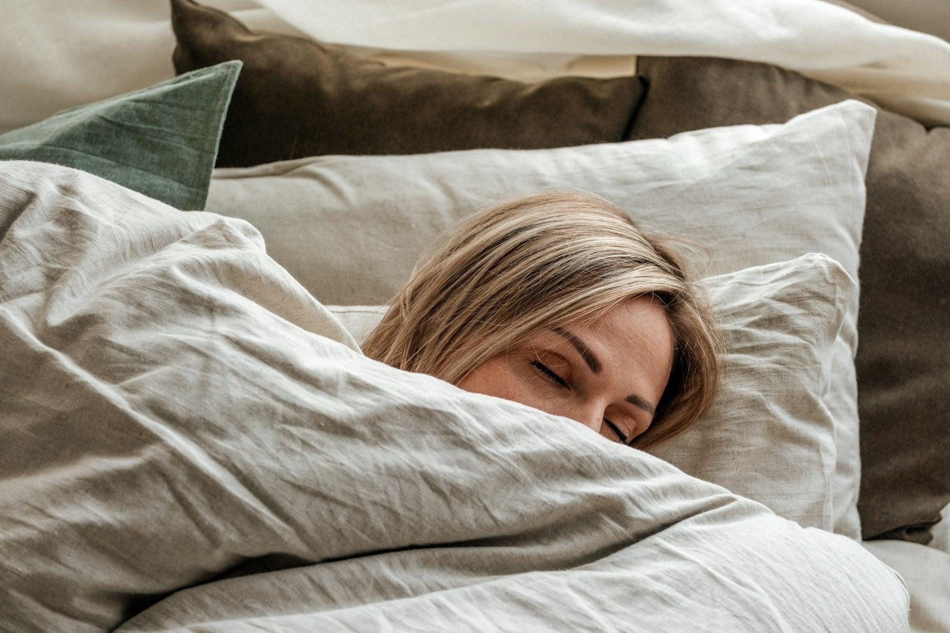 Tu signo del zodiaco revela por qué no puedes dormir bien: de Virgo que no para de pensar a Aries que no descansa — Salud