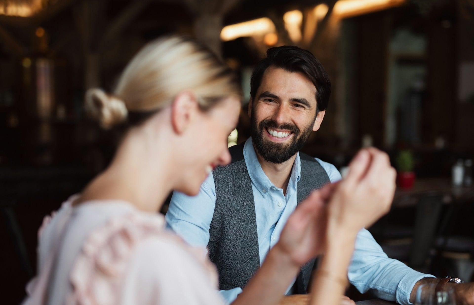 « L'homme qui veut partager l'addition au premier rendez-vous sera celui qui attend que tu fasses toutes les tâches ménagères » — Relation