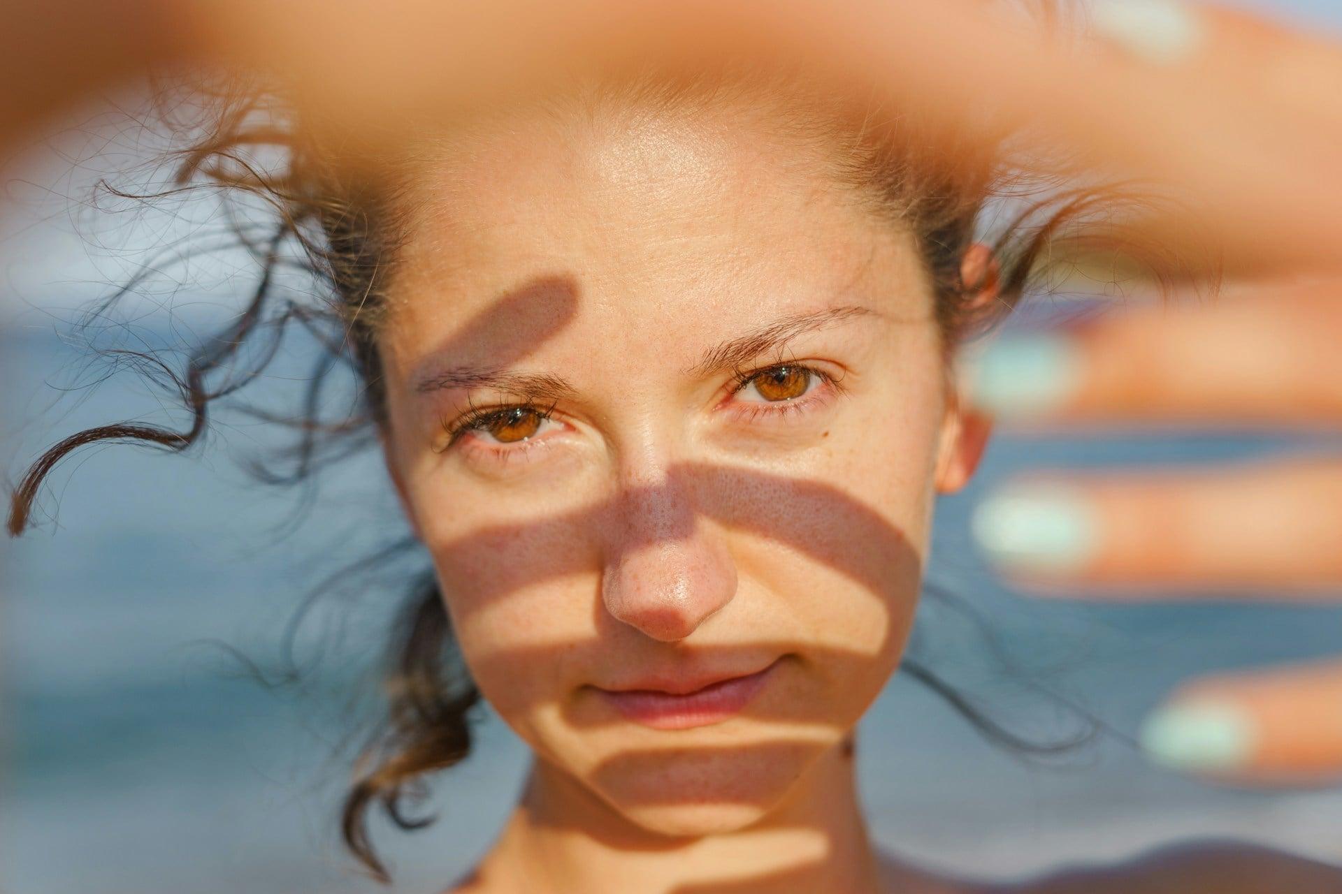 Pelle opaca a 35 gradi: la routine in 3 passi che blocca il lucido sulla zona T — Viso