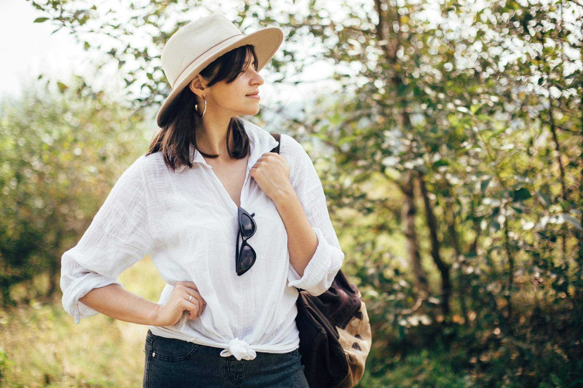 3 geniale Tricks, wie du ein Oversized-Hemd in ein sexy Abend-Outfit verwandelst — Mode