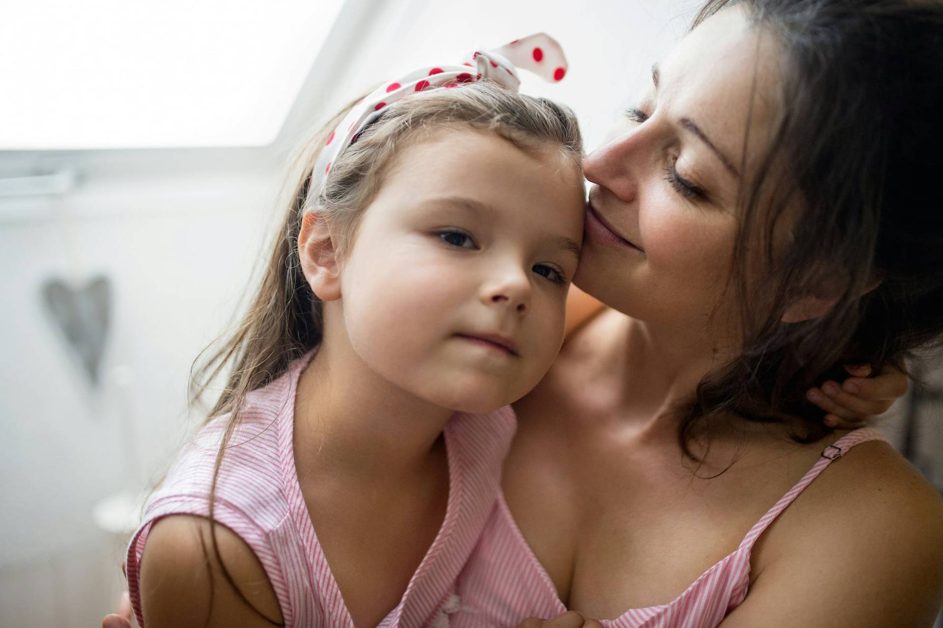 Por qué elogiar demasiado a tu hijo puede destruir su confianza (y qué hacer en su lugar)