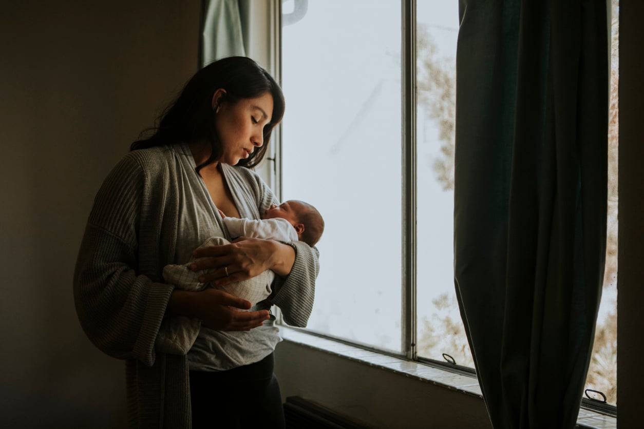 Devenir mère en juin a été la période la plus solitaire de ma vie