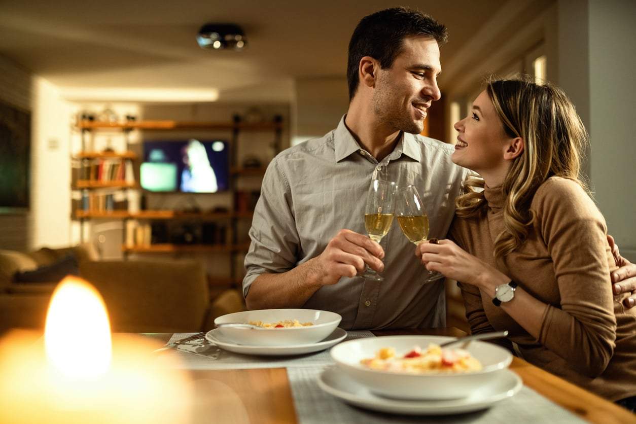 3 phrases qu'un homme dit dès le premier rendez-vous quand il ne s'ouvrira jamais vraiment à vous — Relation