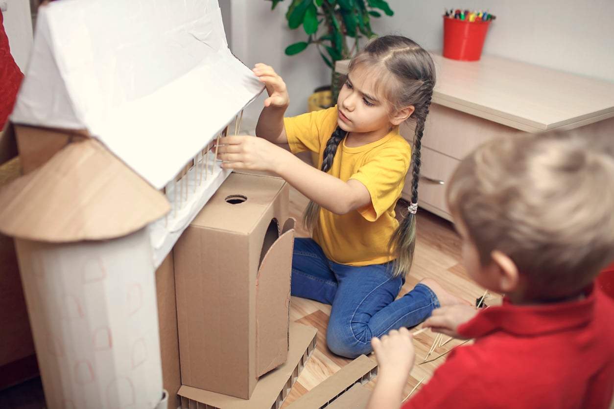 Vacances zéro déchet : 5 idées de jeux créatifs avec des cartons et des bouteilles plastiques pour les jours de pluie — Famille