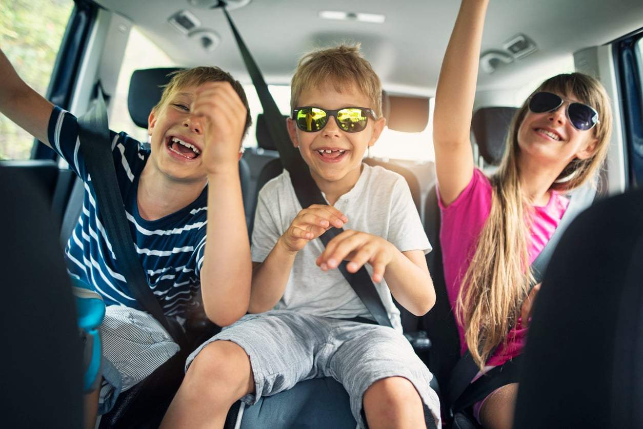 4 geniale Wortspiele für die Autofahrt, bei denen Kinder die Zeit völlig vergessen — Familie
