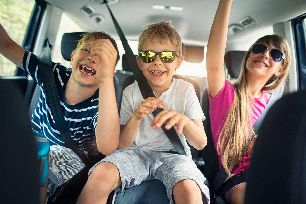 4 geniale Wortspiele für die Autofahrt, bei denen Kinder die Zeit völlig vergessen