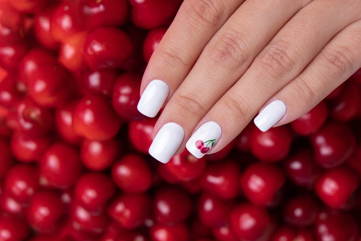 Uñas de cereza: la tendencia de manicura más bonita del verano — Estilo