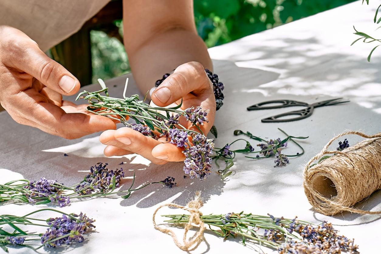 This DIY Dried Herb Wreath Keeps Flies Away From Your Home — And It Looks Beautiful Too — Decor