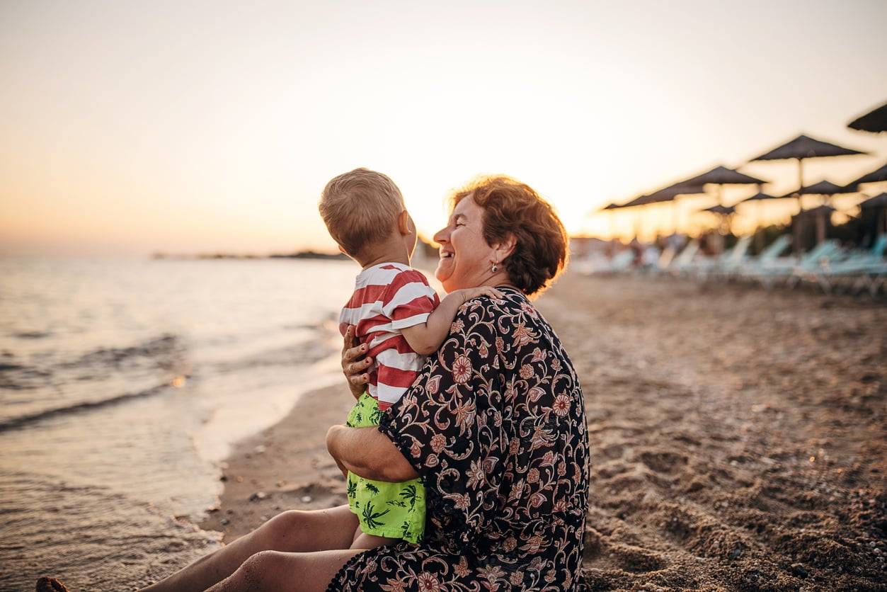 Nonni troppo permissivi in vacanza? Ecco come mantenere le tue regole senza rovinare l'armonia familiare