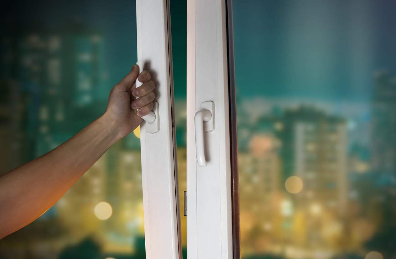 ¿Dejas la ventana entreabierta toda la noche en verano? Esto es lo que le pasa a tu habitación — Hogar y limpieza