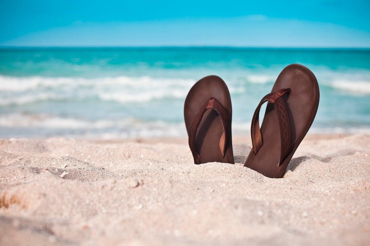 Diese 8 Zehensteg-Sandalen machen jedes Sommer-Outfit zum Highlight — Mode