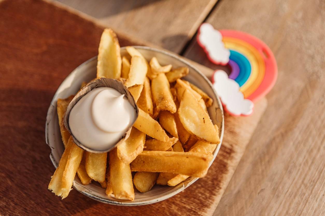 Vacanza al mare con i bambini: come evitare la trappola del menu fritto e patatine