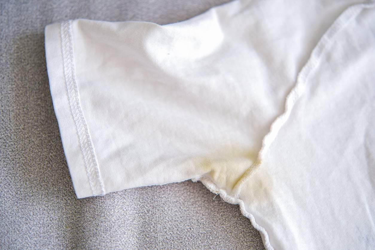 Taches jaunes sous les bras : l'astuce maison à quelques centimes qui fait vraiment la différence — Ménage