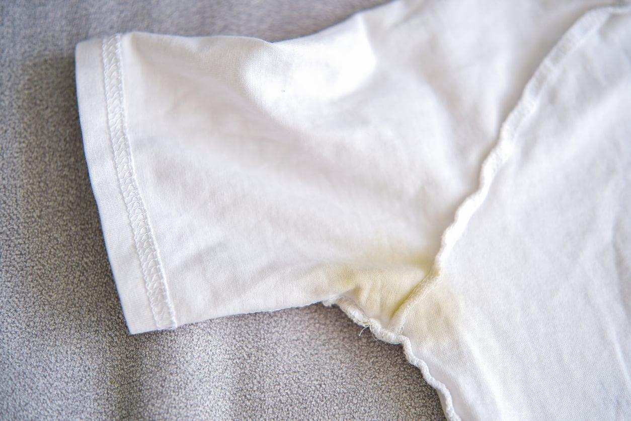 Macchie gialle di sudore sulla maglietta bianca? Il rimedio casalingo da pochi centesimi che fa miracoli — Economia domestica