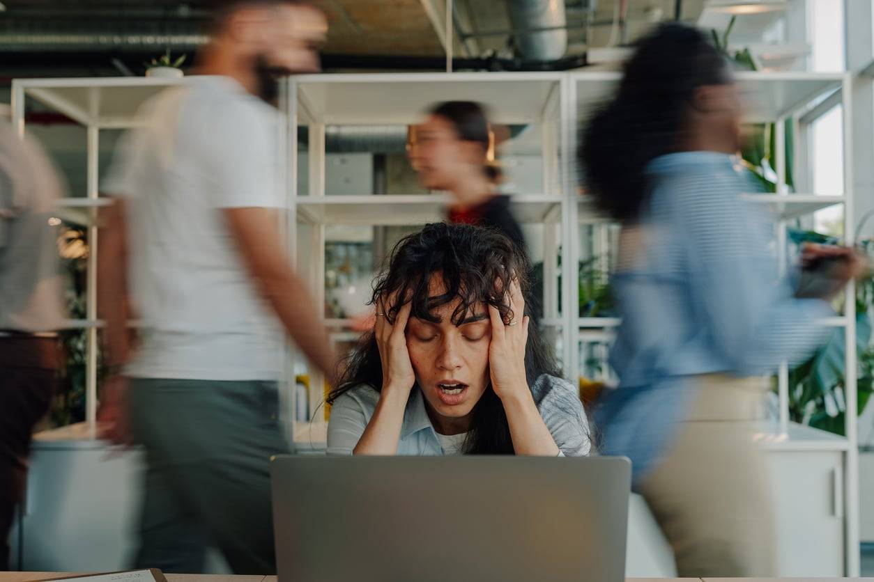 Le travail invisible au bureau repose encore sur les femmes — mais pourquoi l'acceptons-nous sans être payées pour ça ?