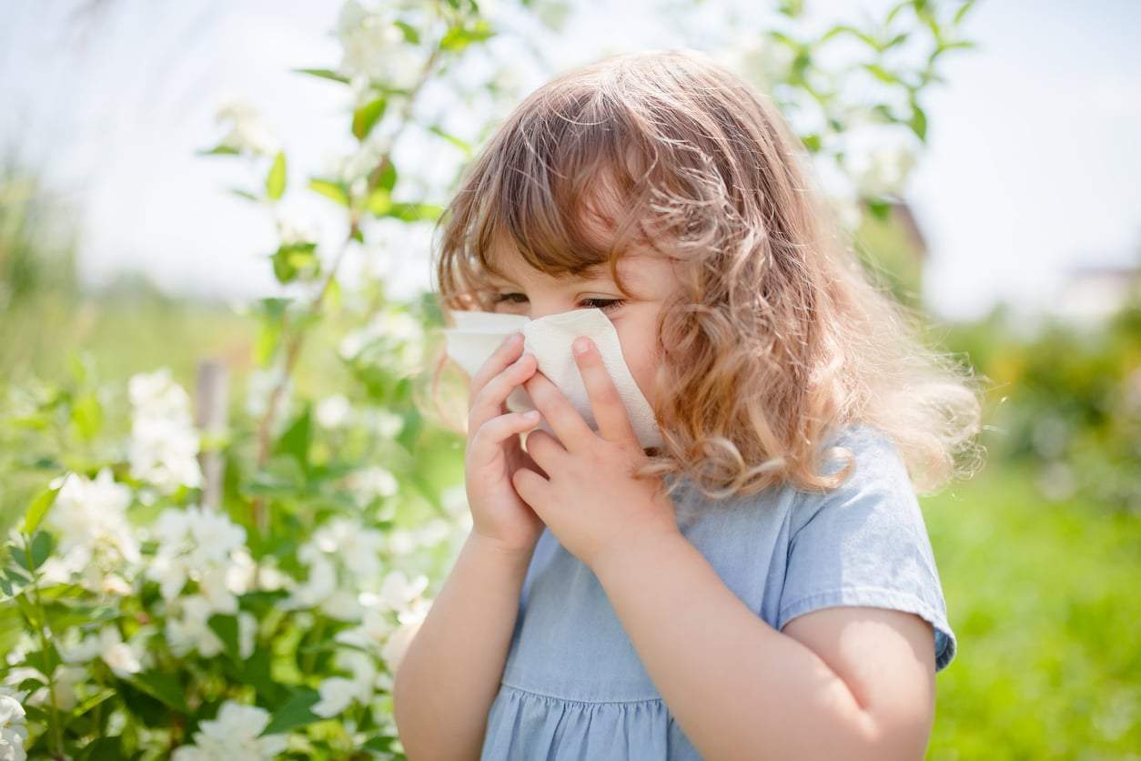 Is your child sneezing from a cold — or pollen allergy? Here's how to tell the difference — Family
