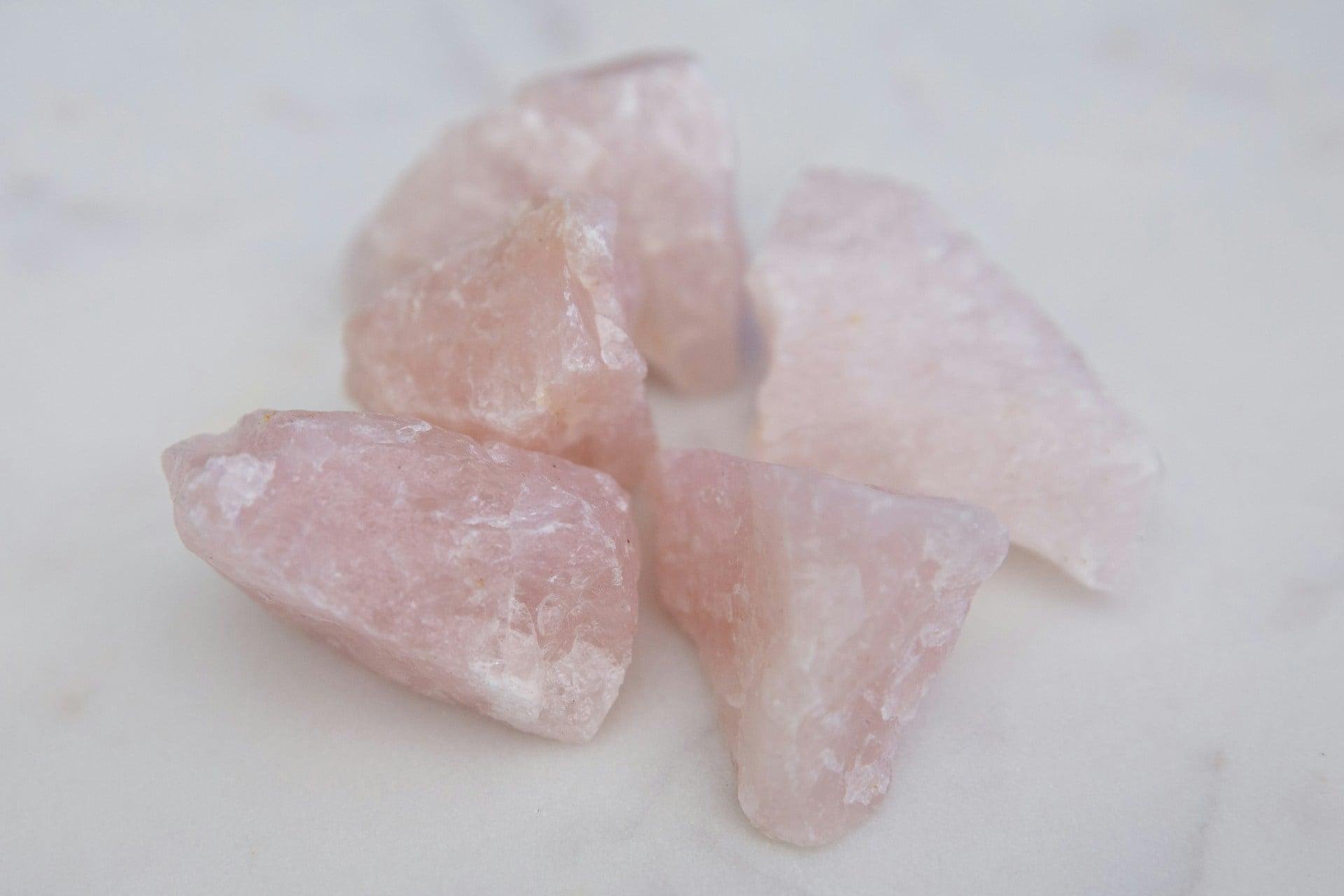 Evening rituals with rose quartz that can help you attract new love — Lifestyle