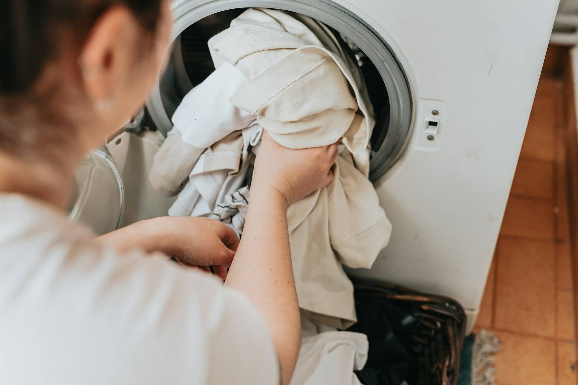 Weiße Flecken auf frisch gewaschener Wäsche? 5 Gründe, die kaum jemand kennt