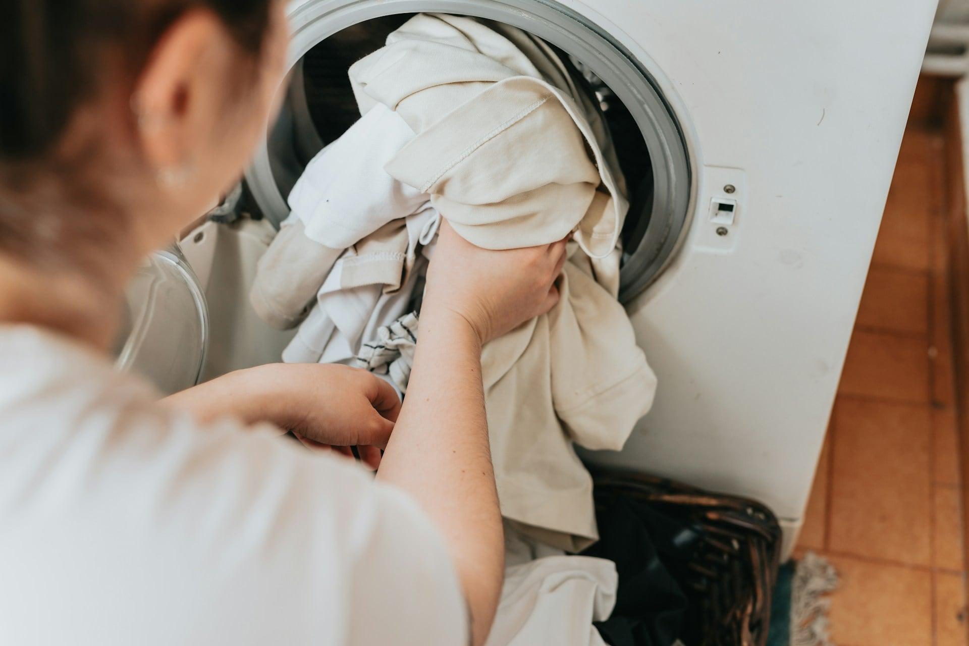 Macchie bianche sui vestiti dopo il lavaggio? Ecco i 5 errori che quasi tutti facciamo — Economia domestica