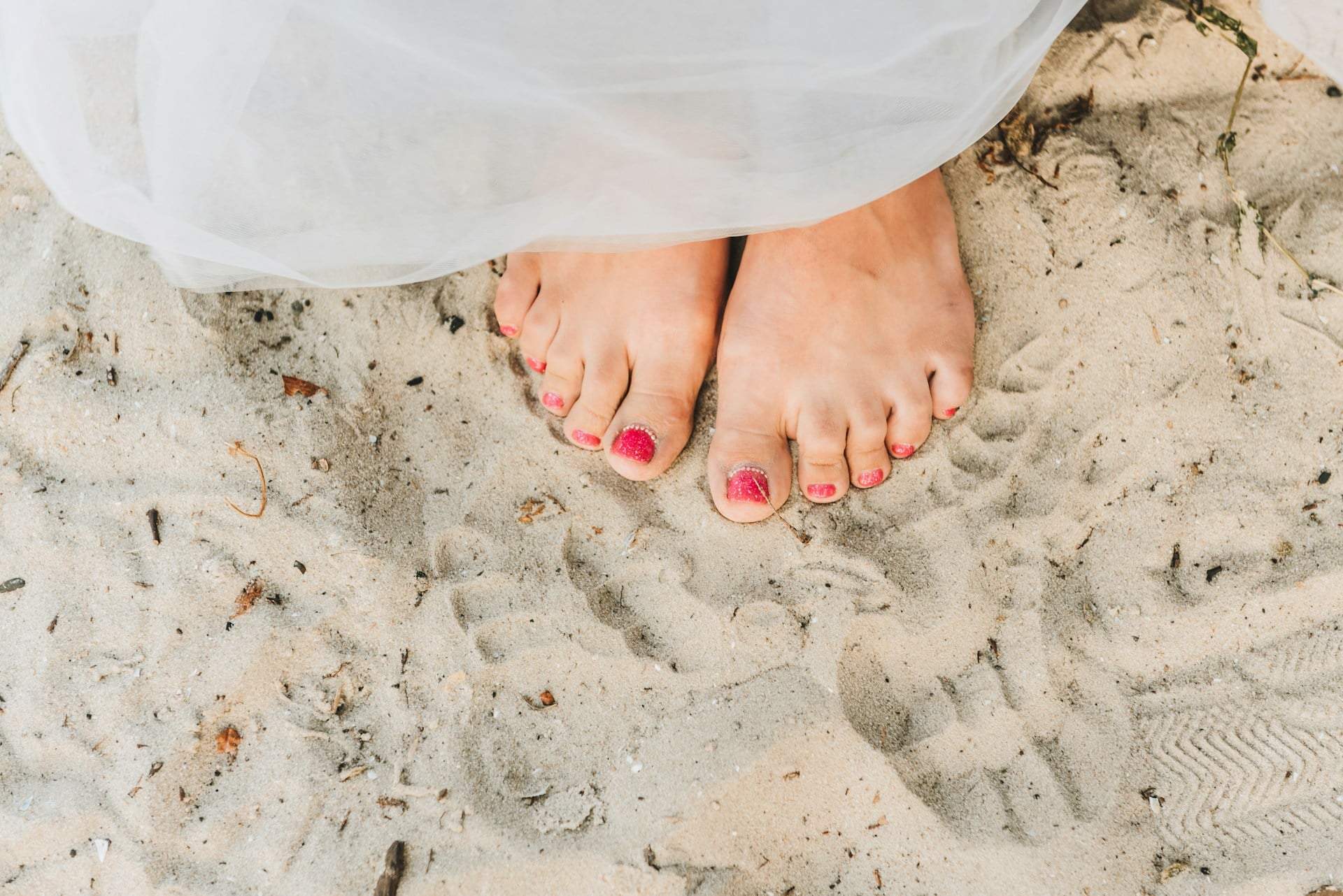 Pédicure après 50 ans : les 4 couleurs qui rajeunissent instantanément vos pieds — Style