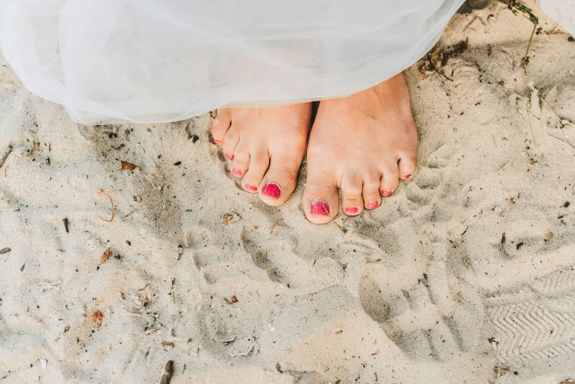 I 4 colori di smalto per pedicure che ringiovaniscono i piedi dopo i 50