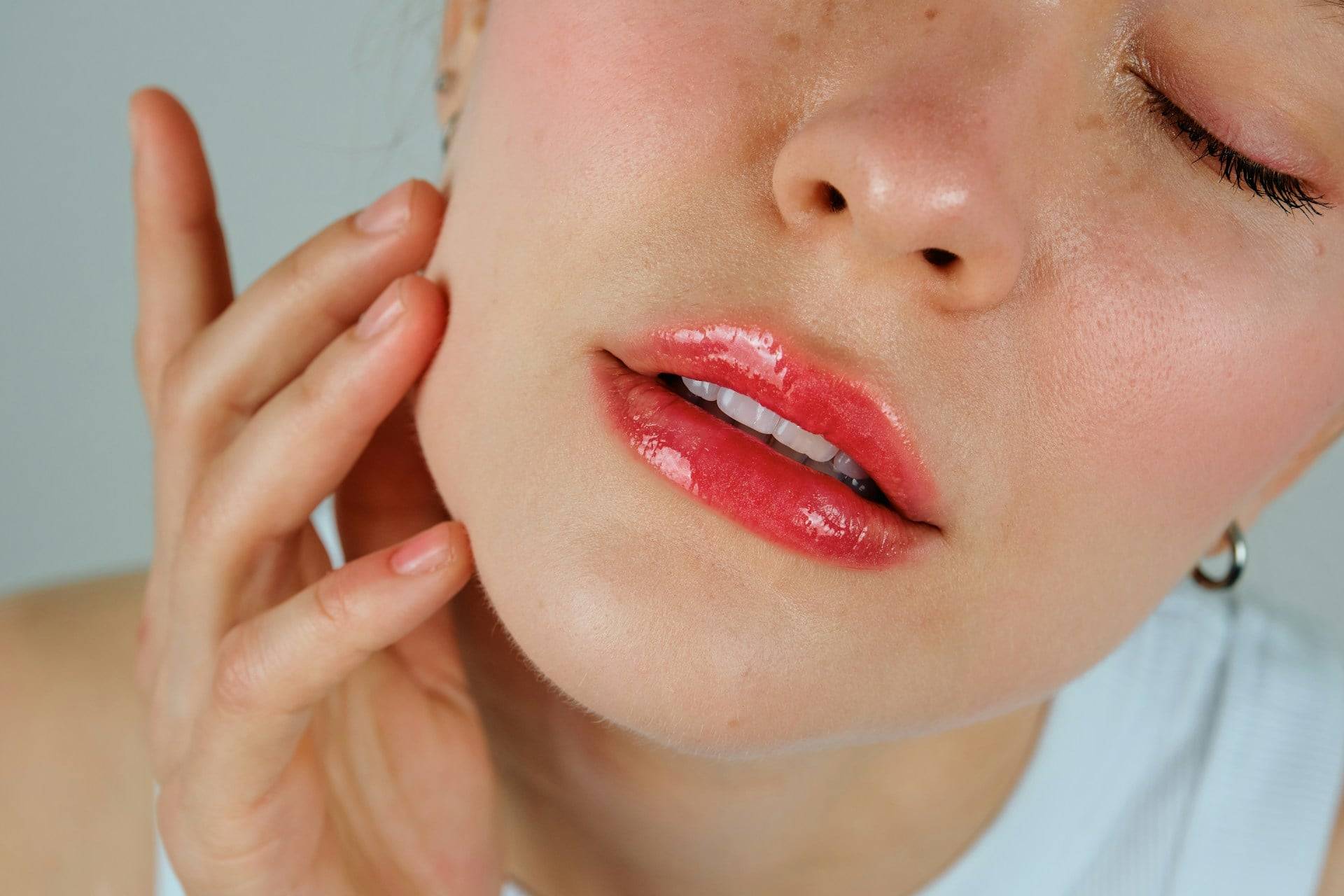 El secreto del maquillaje francés en verano: menos productos, mucho más estilo