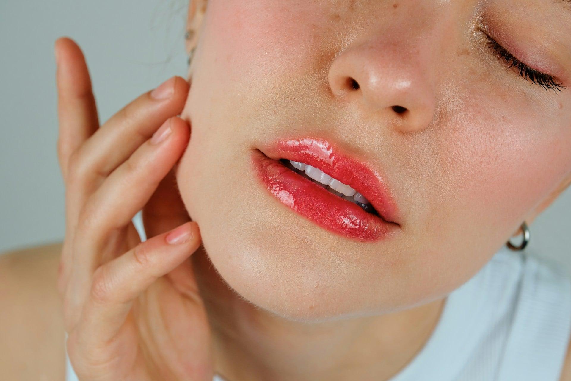 Le maquillage minimaliste des Françaises en été : la routine à copier absolument — Visage