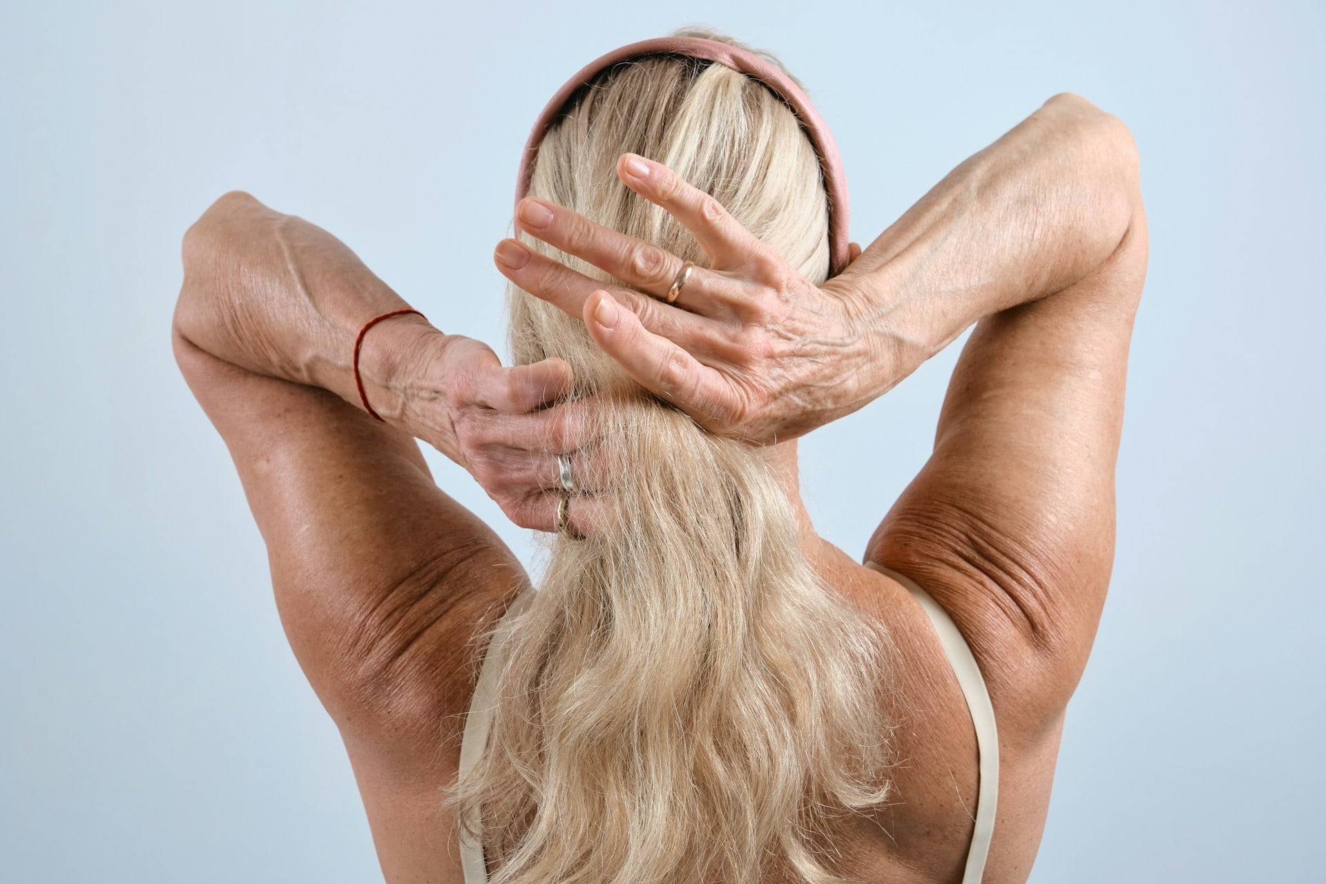 Capelli salati, capelli clorati: la sequenza di lavaggio che li rimette in ordine