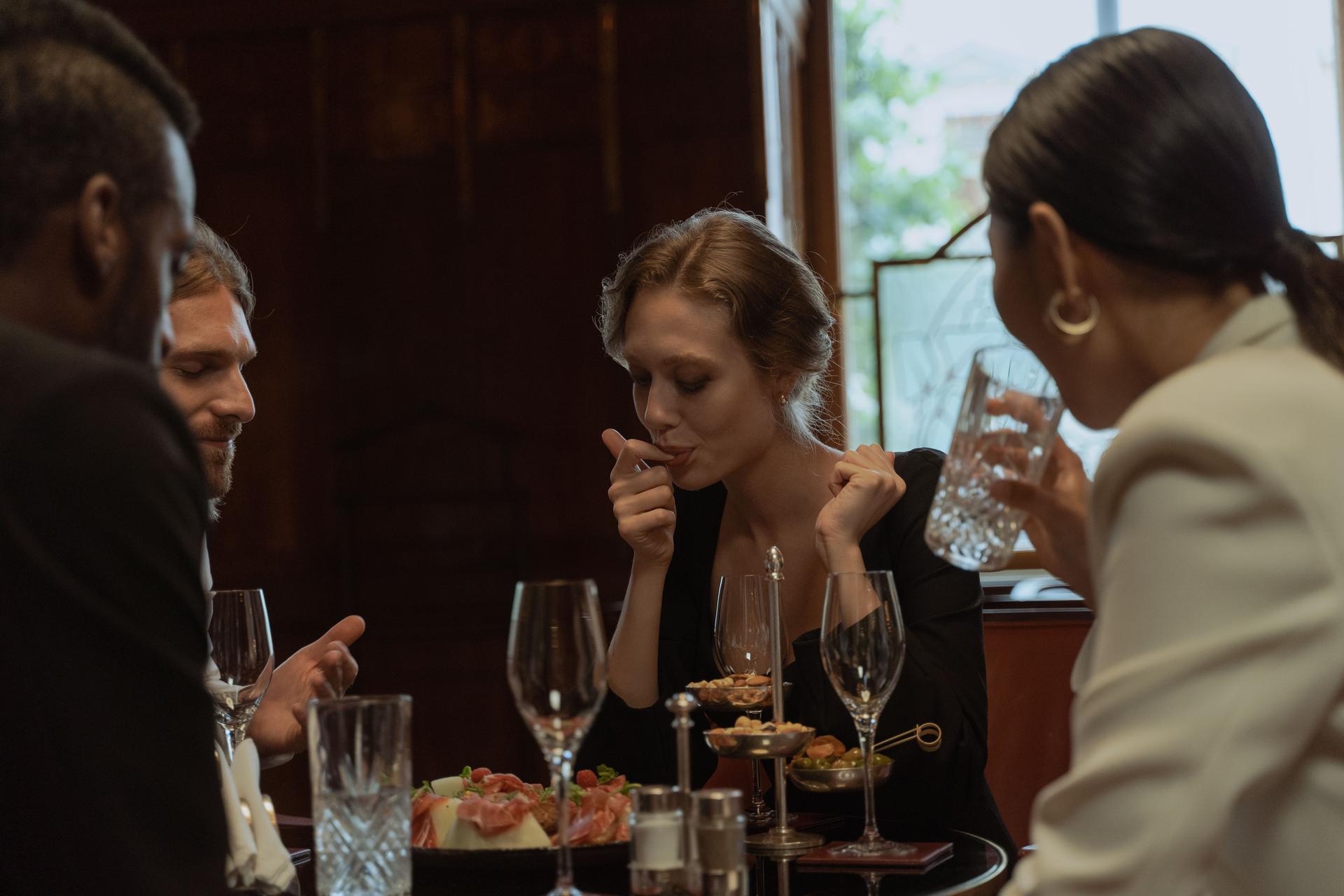 Rodeada de gente, pero sola: la paradoja que muchos sienten y nadie confiesa — Estilo de vida