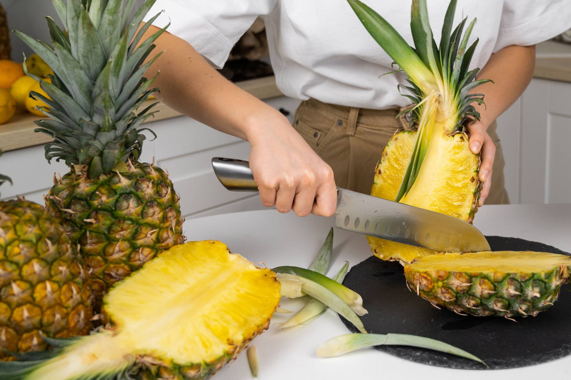 Come pulire l'ananas in pochi minuti: il metodo semplice che tutti sbagliano