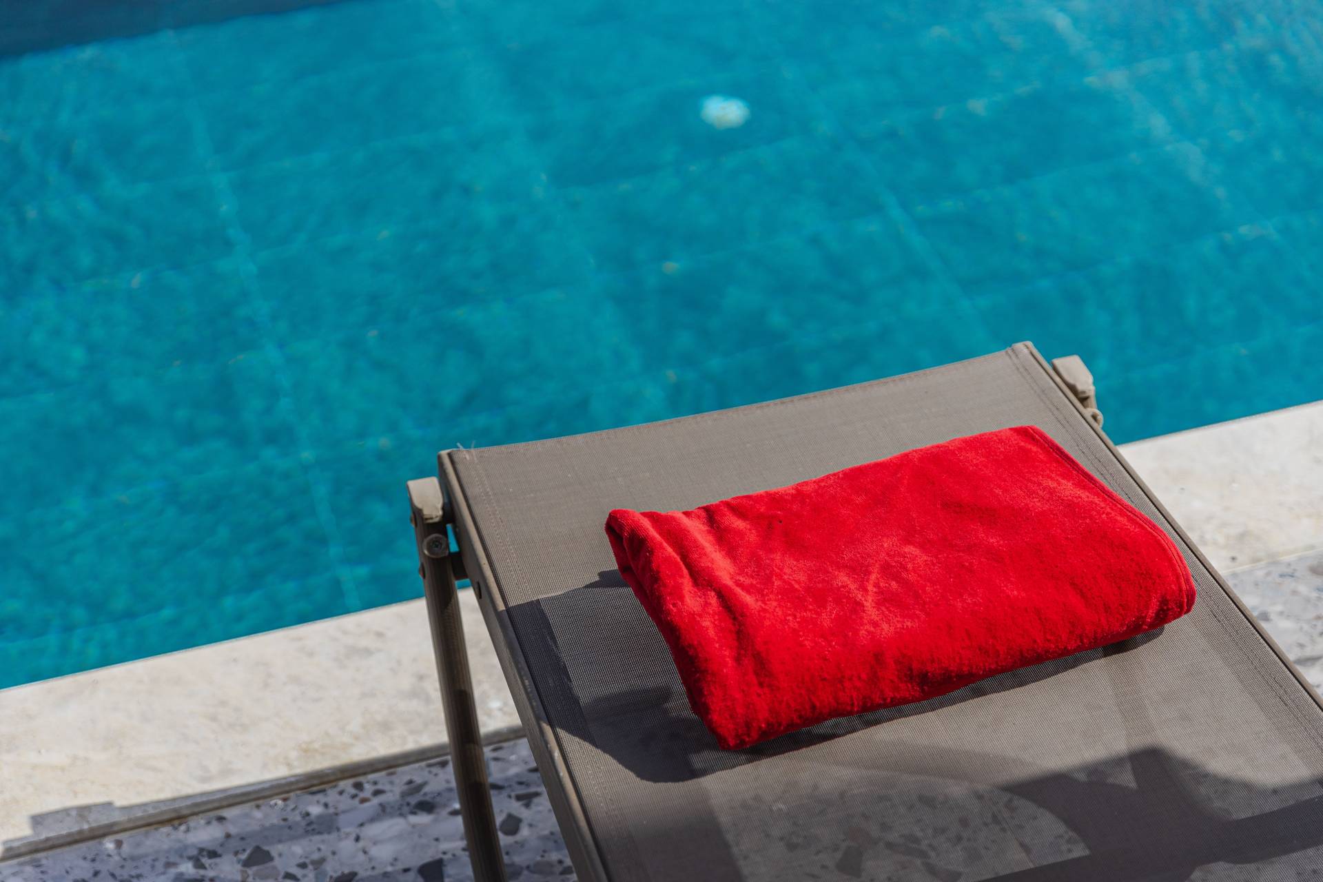 La guerra degli asciugamani in piscina: la regola non scritta che ti evita ogni lite in vacanza