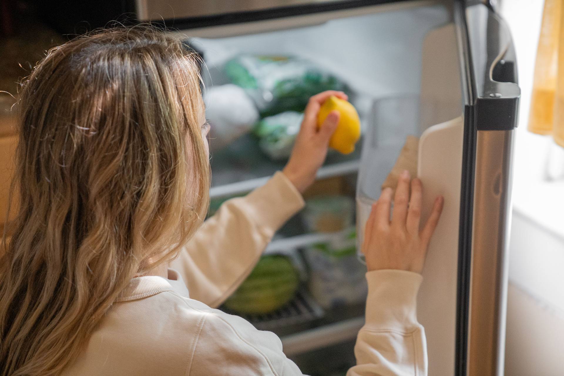Metto un limone in frigo e i cattivi odori sono spariti: ecco il mio trucco