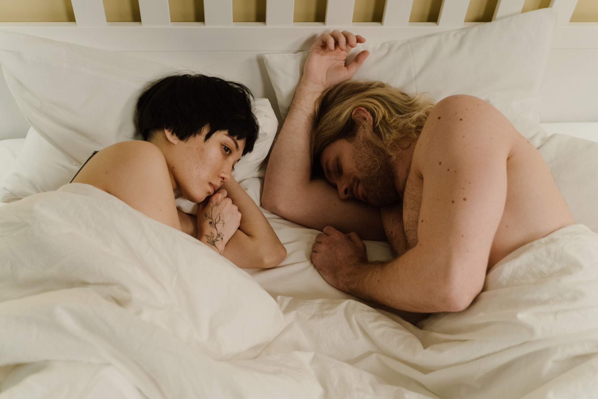 Éloignement physique dans le couple : les 3 signes discrets que trop de femmes remarquent trop tard — Relation