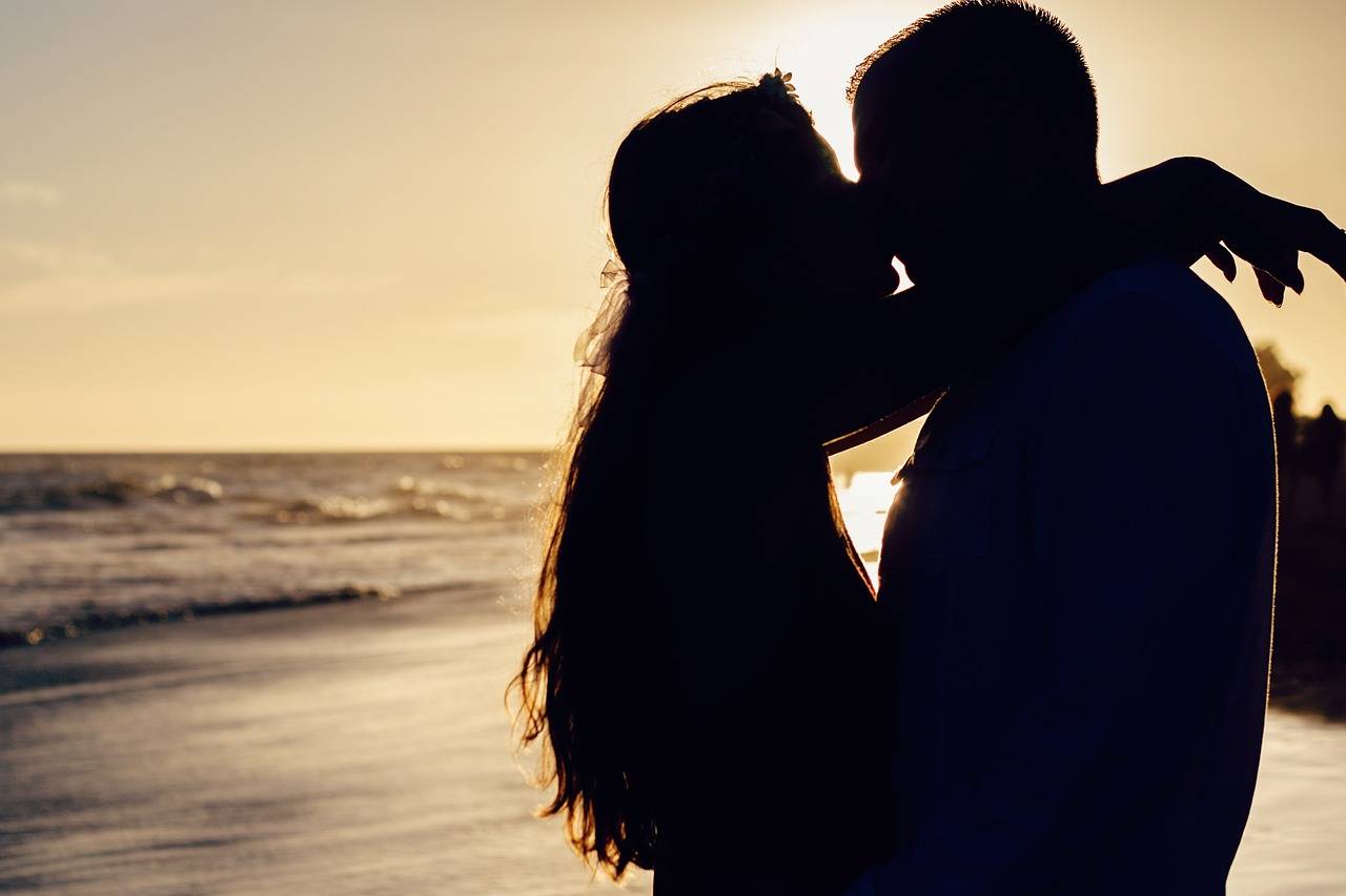 Diese 4 Sternzeichen finden im Sommerurlaub die große Liebe