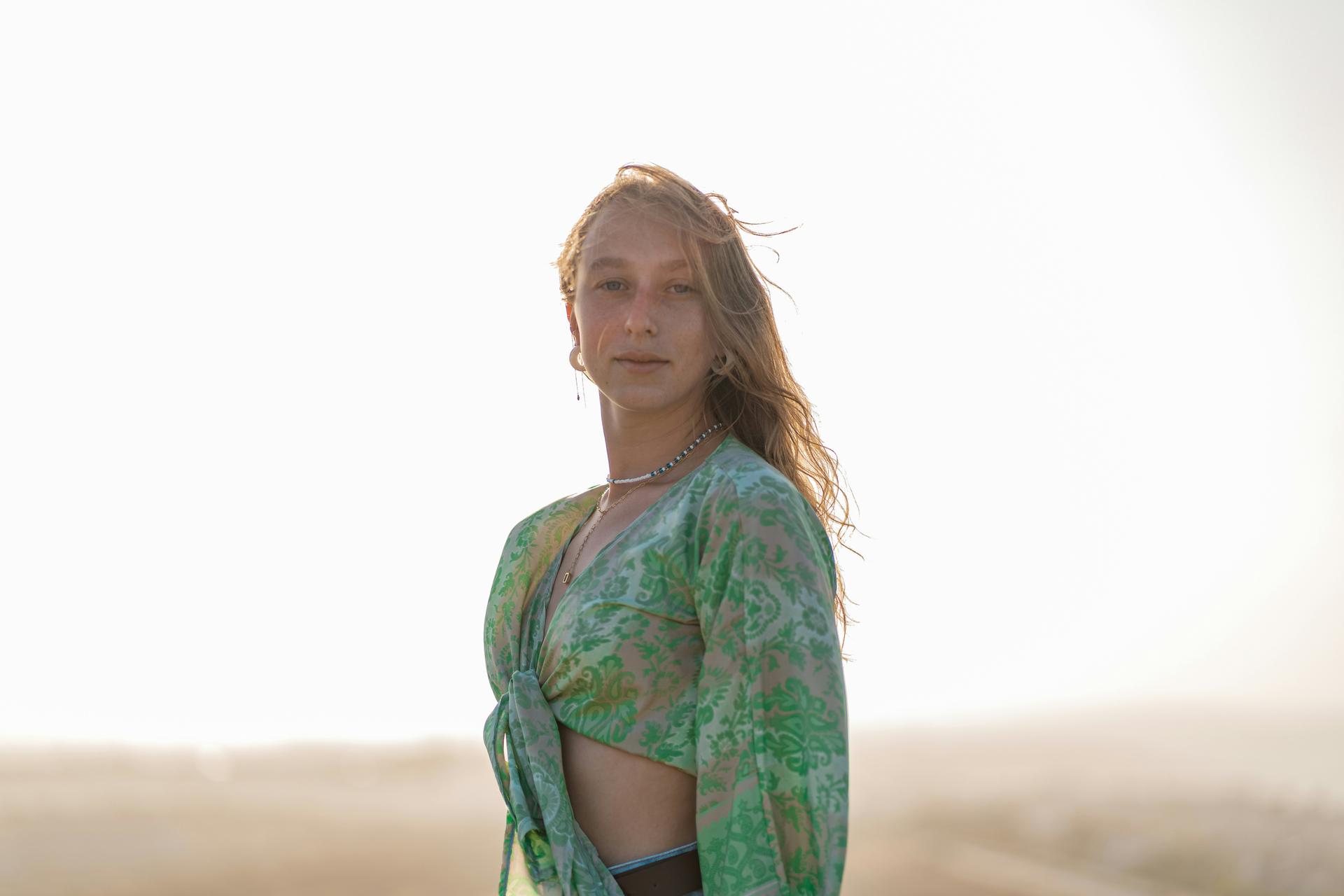 4 genius ways to turn a beach scarf into a going-out top — Fashion
