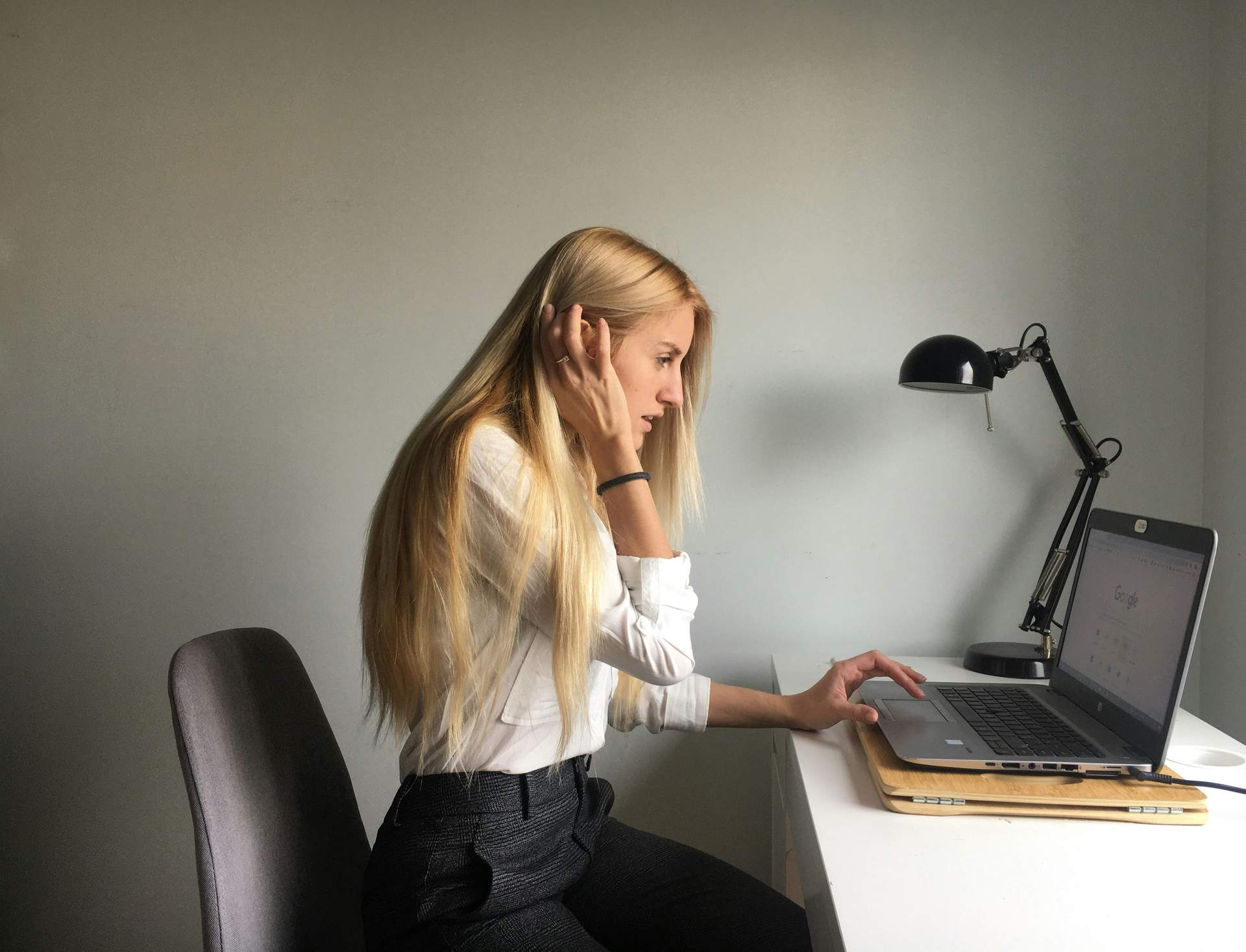 4 positions au bureau qui semblent anodines mais qui abîment votre dos et déclenchent vos maux de tête — Santé
