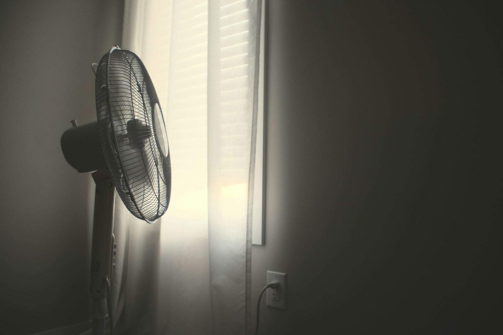 ¿Dejas el ventilador encendido toda la noche en verano? Estas son las razones para apagarlo — Hogar y limpieza