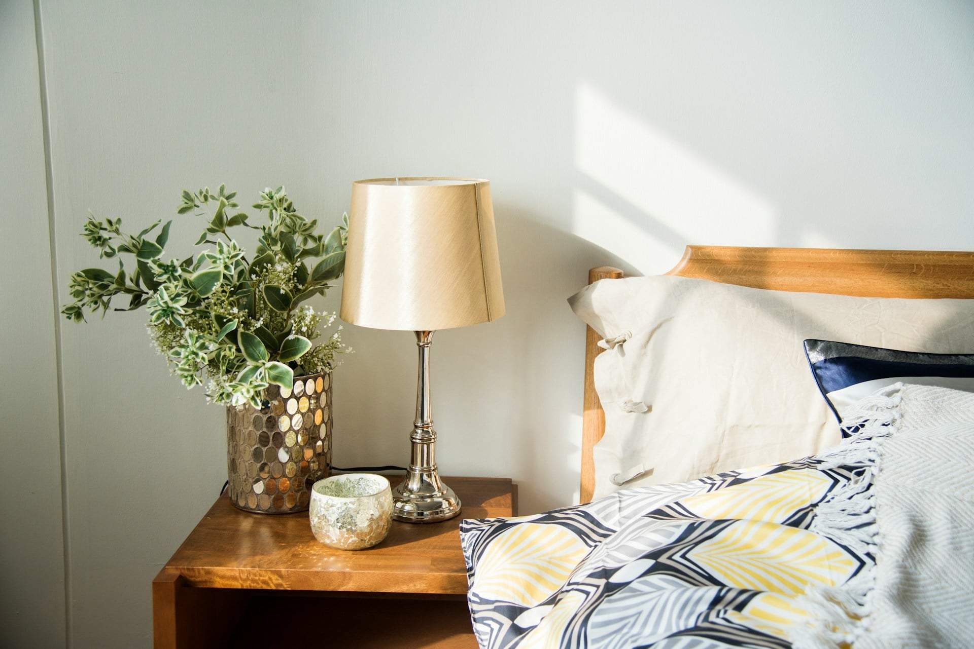 6 Dinge, die laut Feng Shui niemals ins Schlafzimmer gehören — Deko