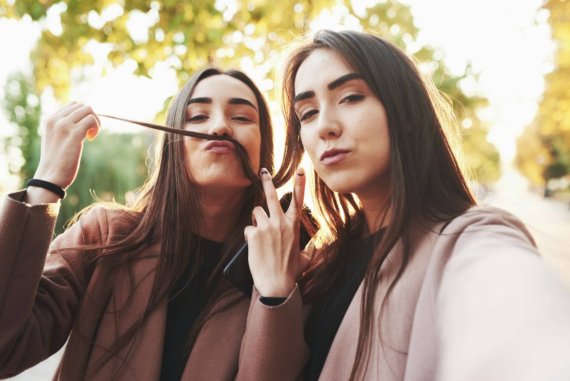 "Mio marito mi aveva appena lasciata, lei parlava solo del suo filler alle labbra" – I segni che la tua amica non è una vera amica