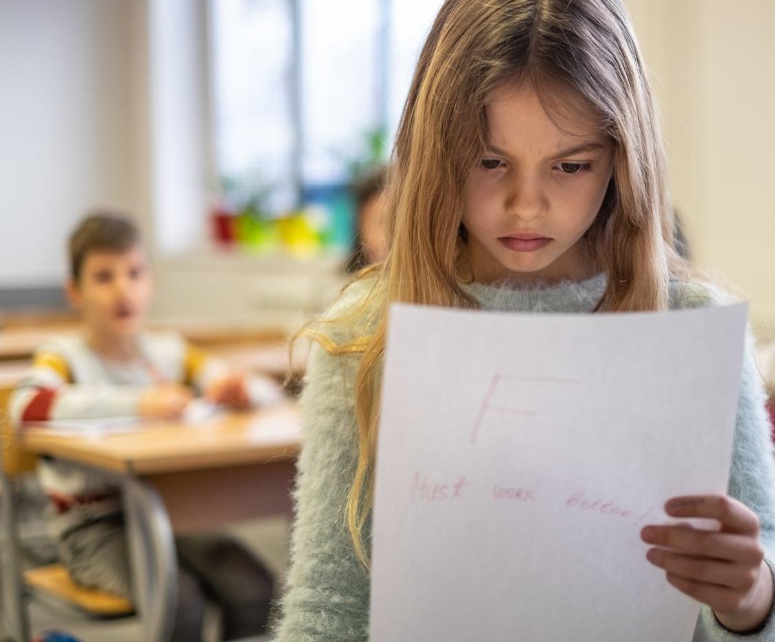 Brutti voti a scuola? Spesso il problema non è la pigrizia, ma qualcosa che nessuno vede — Famiglia