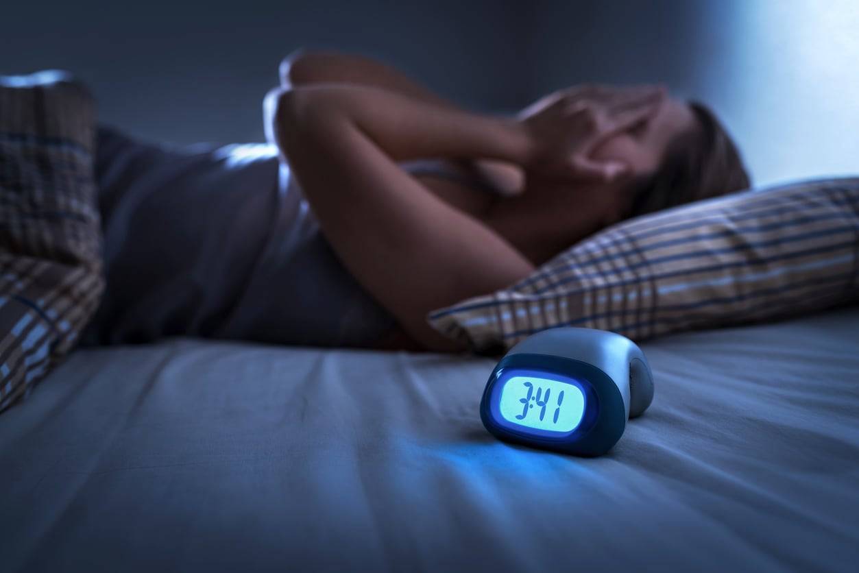 Por qué das vueltas en la cama toda la noche (y cómo dormir por fin mejor)