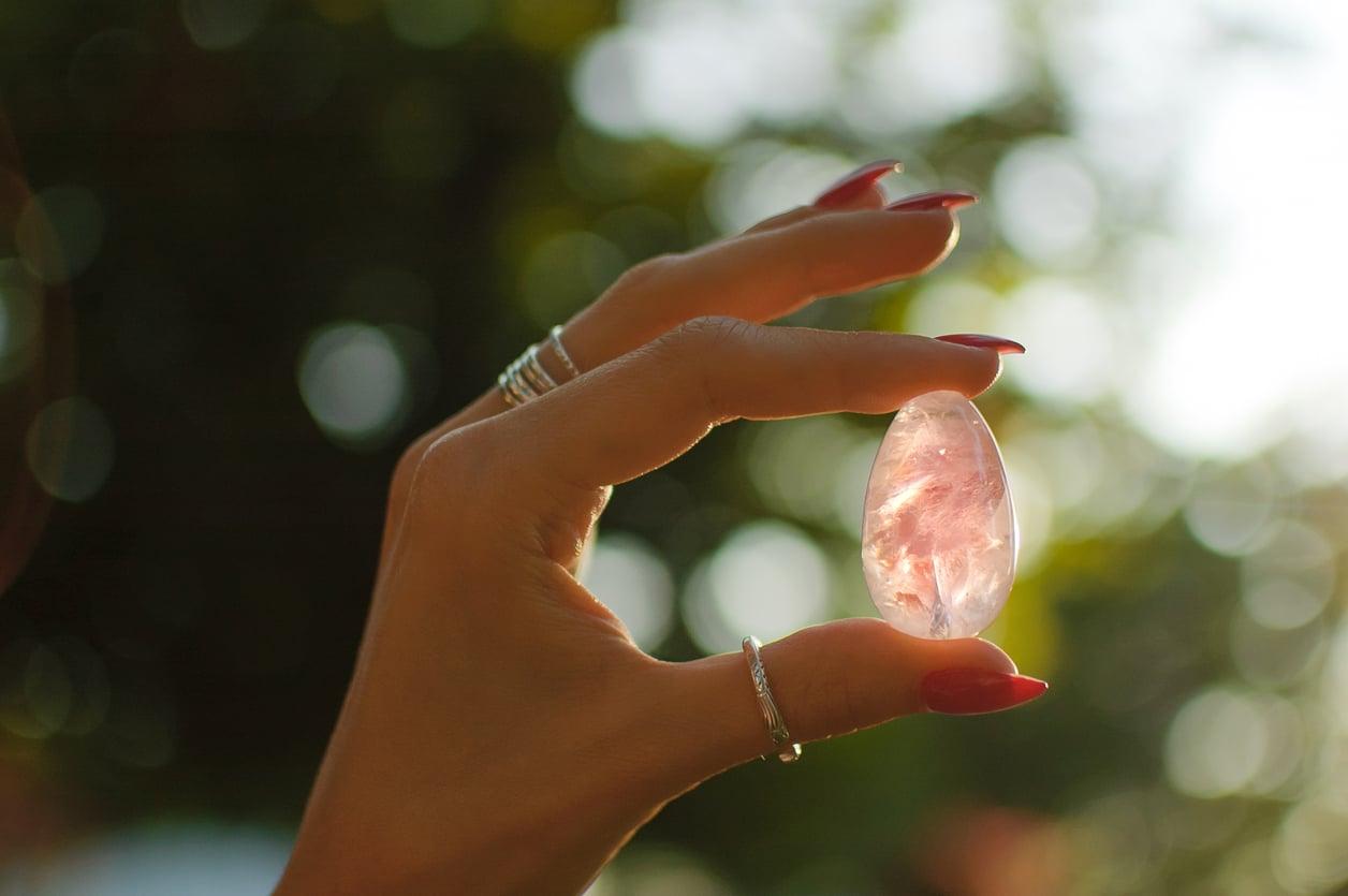 La trampa oculta del cuarzo rosa: no todo el amor que atrae es el que quieres — Estilo de vida