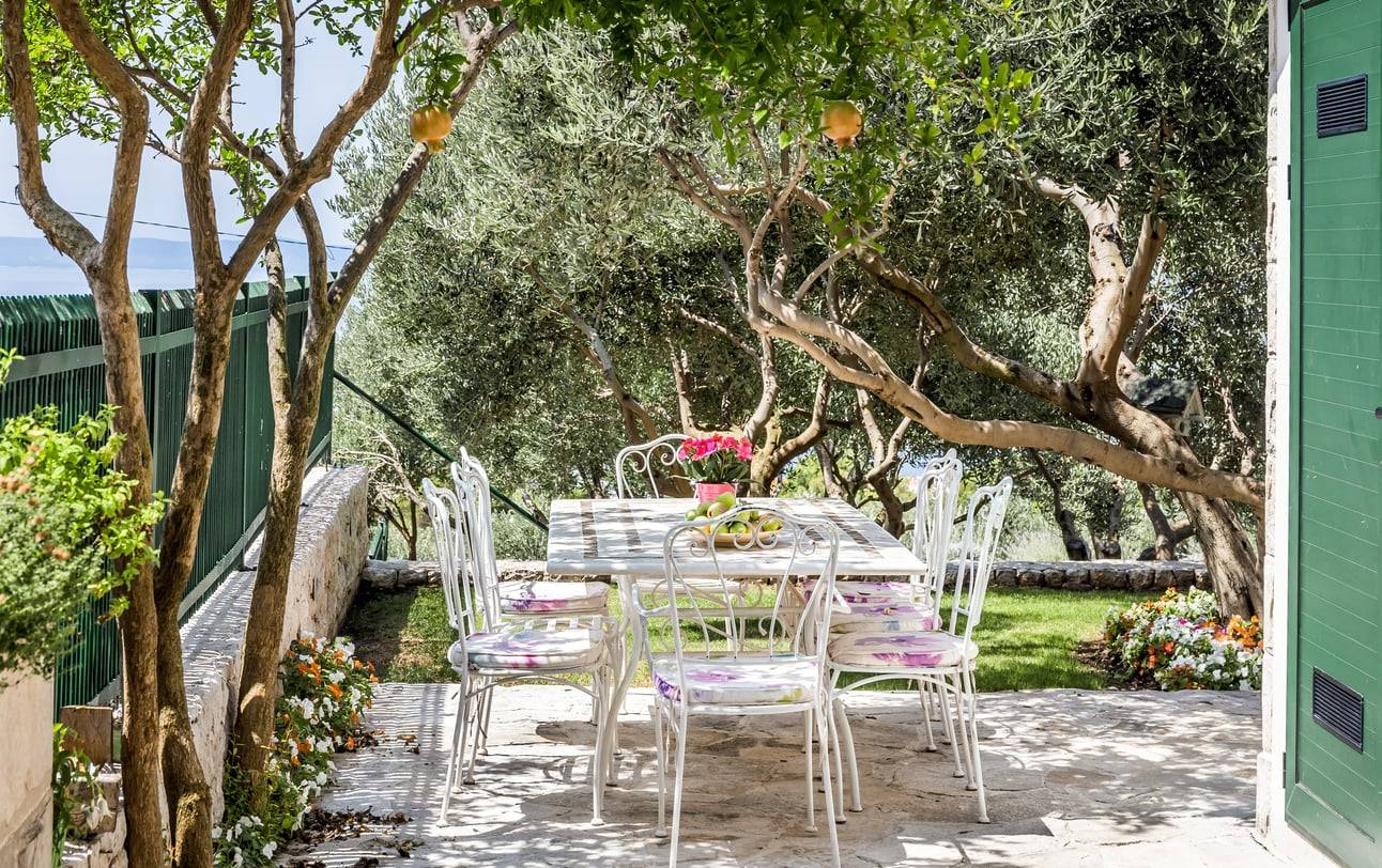Balcone stile mediterraneo con pochi euro: 7 idee che sembrano un viaggio al Sud