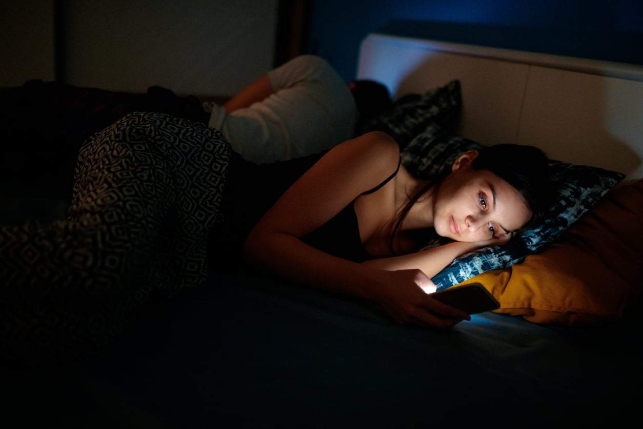 3 abitudini a letto che bloccano la melatonina (e rovinano il tuo sonno) — Salute