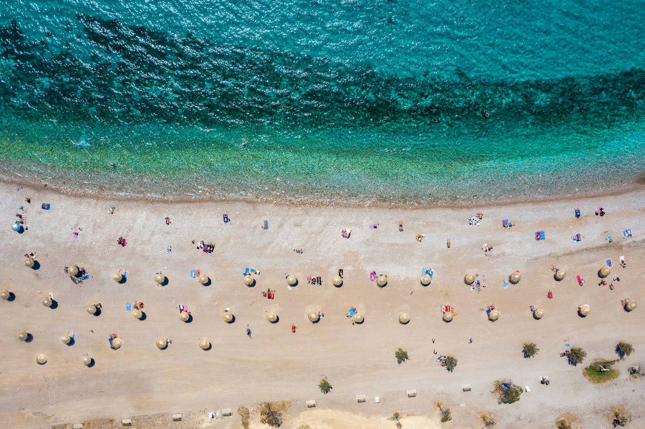 La costa griega que casi nadie menciona: igual de mágica que Santorini, pero mucho más barata